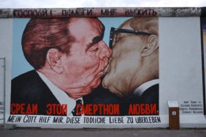 bacio-comunista-honecker-caduta-muro-berlin-celebrazioni-ventanni